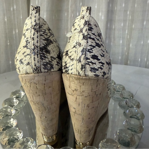 JIMMY CHOO Snakeskin Gray & Ivory Leather Peep Toe Cork Heels 7.5 (Sz 38) - Picture 5 of 17